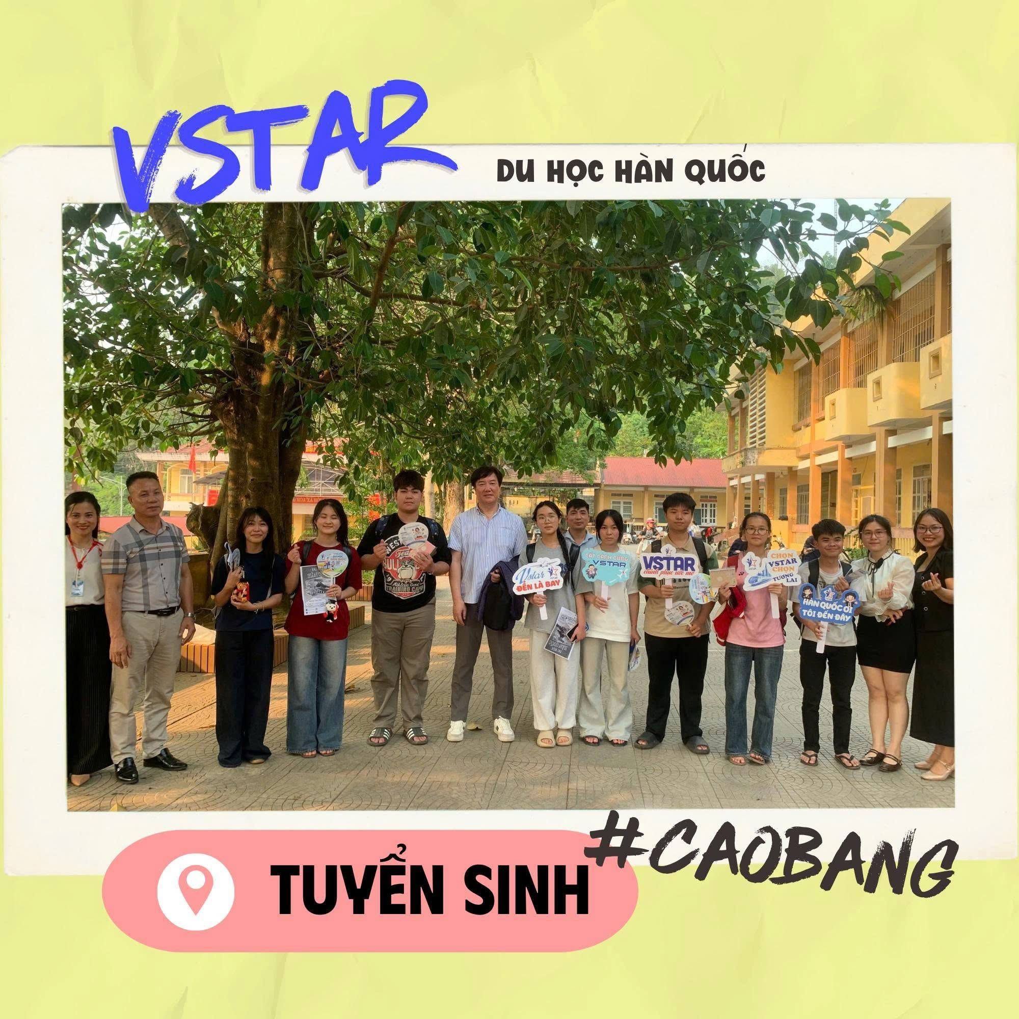 Học sinh Cao Bằng cùng đội ngũ tư vấn VSTAR